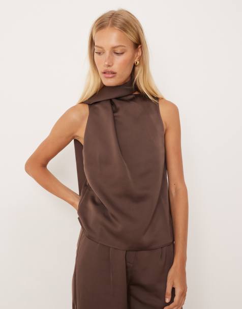 Pretty Lavish – Oberteil aus Satin in Schokobraun mit Schalkragen - view 1