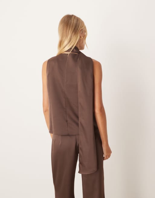 Pretty Lavish – Oberteil aus Satin in Schokobraun mit Schalkragen, 2 von 4