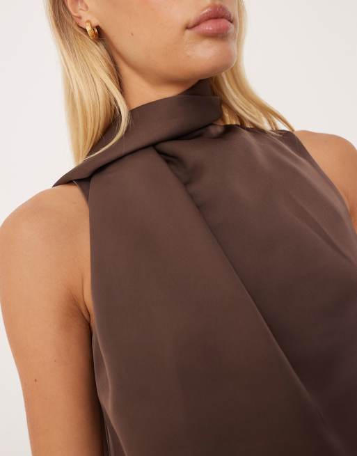 Pretty Lavish – Oberteil aus Satin in Schokobraun mit Schalkragen, 4 von 4
