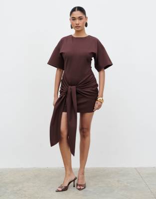Olivia - Robe courte en jersey avec épaules tombantes et détail drapé noué - Marron-Brown 34
