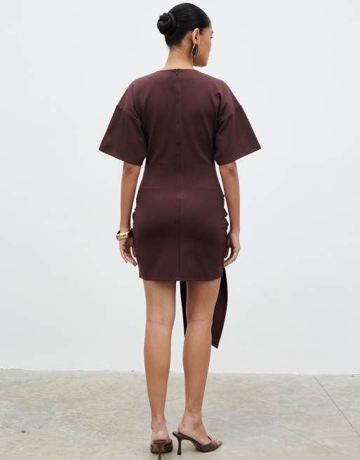 Pretty Lavish - Olivia - Vestito corto in jersey marrone con spalle scese e drappeggio allacciato, 3 di 4