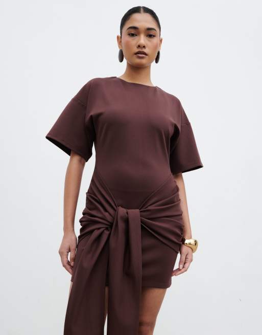 Pretty Lavish - Olivia - Vestito corto in jersey marrone con spalle scese e drappeggio allacciato, 4 di 4