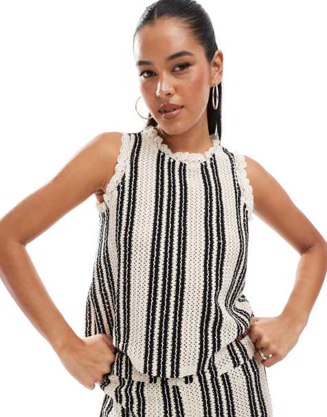 Pretty Lavish - Open gebreide mouwloze top in zwart-witte strepen, deel van co-ord set - view 1