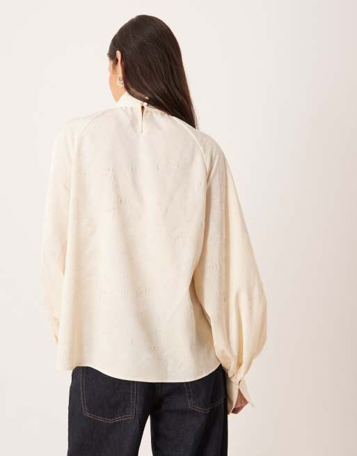 Pretty Lavish – Oversize-Schluppenbluse in Cremeweiß mit Glockenärmeln, 4 von 4