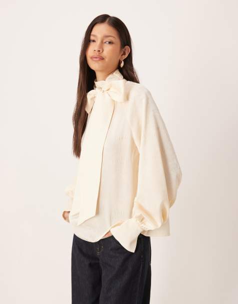 Pretty Lavish - Oversized blouse met klokmouwen en kraag met grote strik in crème - view 1
