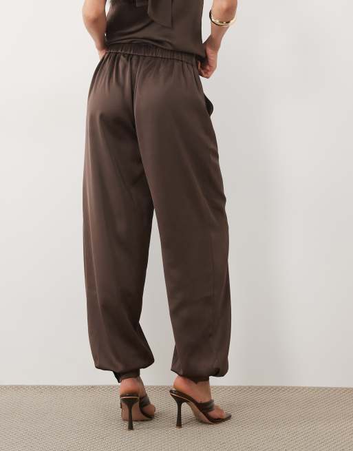 Pretty Lavish - pantalones coordinados de satén con pernera globo en chocolate, 3 de 5