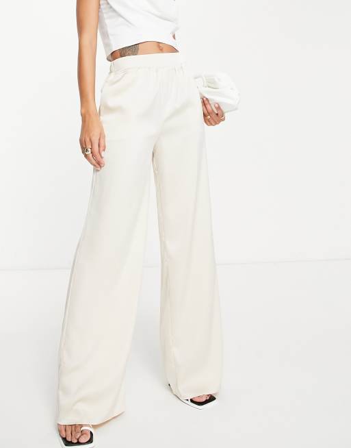 Pretty Lavish - Pantaloni comodi in raso color crema in coordinato