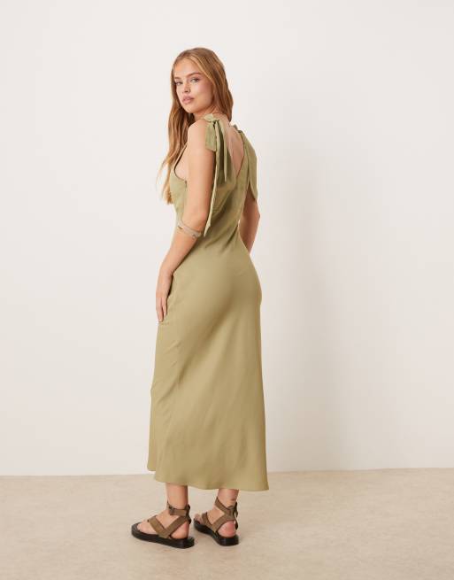 Pretty Lavish – Piper – Krepp-Midaxikleid in Olivgrün mit Schleifenträger, 2 von 4