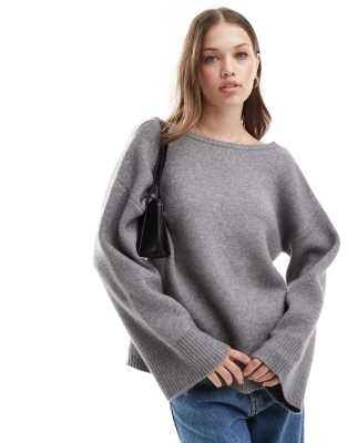 Pretty Lavish - Pullover in Grau mit Schlitzausschnitt