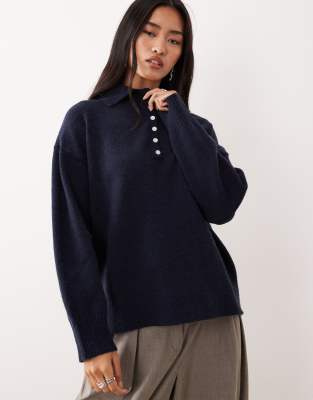 Pretty Lavish - Relaxed-Fit-Strickpullover in Marineblau mit Polokragen und Knopfleiste