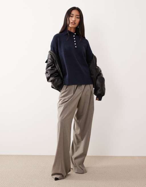 Pretty Lavish – Relaxed-Fit-Strickpullover in Marineblau mit Polokragen und Knopfleiste, 2 von 4