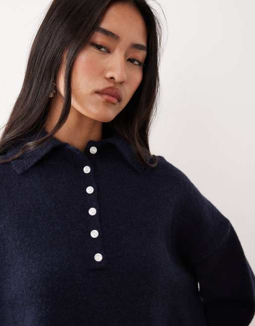 Pretty Lavish – Relaxed-Fit-Strickpullover in Marineblau mit Polokragen und Knopfleiste, 4 von 4