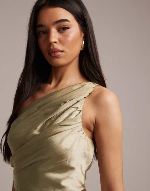 Pretty Lavish robe d'invitée Juliet longue en satin froncée à une épaule, vert olive, 4 de 5