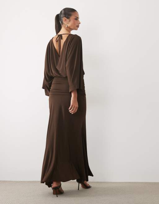 Pretty Lavish robe longue drapée à encolure bateau et manches chauve-souris, couleur chocolat, 2 de 4