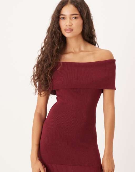 Pretty Lavish - Robe longue en maille à épaules dénudées avec jupe plissée - Lie de vin, 2 de 4