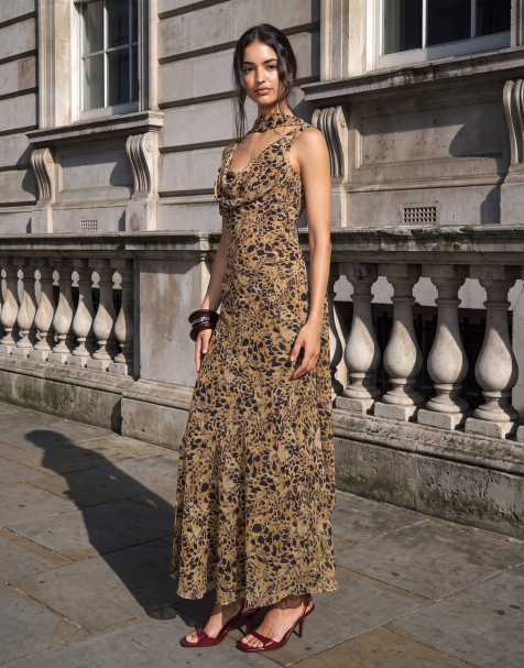 Pretty Lavish robe longue en mousseline à col bénitier avec détail écharpe et imprimé léopard marron - view 1