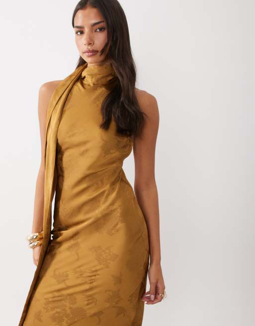 Pretty Lavish robe longue en satin jacquard coupée en biais avec drapé et détail écharpe, à fleurs dorées, 2 de 4