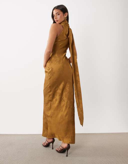 Pretty Lavish robe longue en satin jacquard coupée en biais avec drapé et détail écharpe, à fleurs dorées, 4 de 4