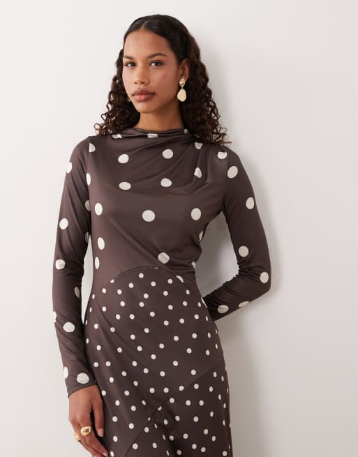 Pretty Lavish - Robe longue près du corps imprimée à manches longues et pois variés - Marron, 2 de 4