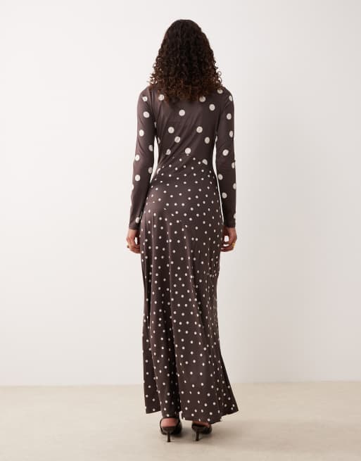 Pretty Lavish - Robe longue près du corps imprimée à manches longues et pois variés - Marron, 3 de 4