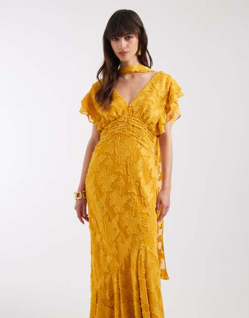 Pretty Lavish - Robe volantée longue en jacquard avec col V et jupe à godets - Ocre, 2 de 4