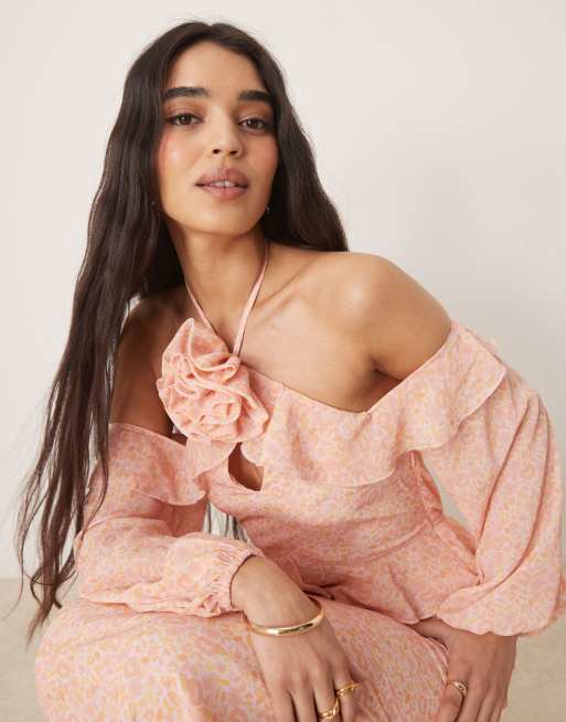 Pretty Lavish – Rosa, småblommig maxiklänning i chiffong med volang och blomma, 2 av 4