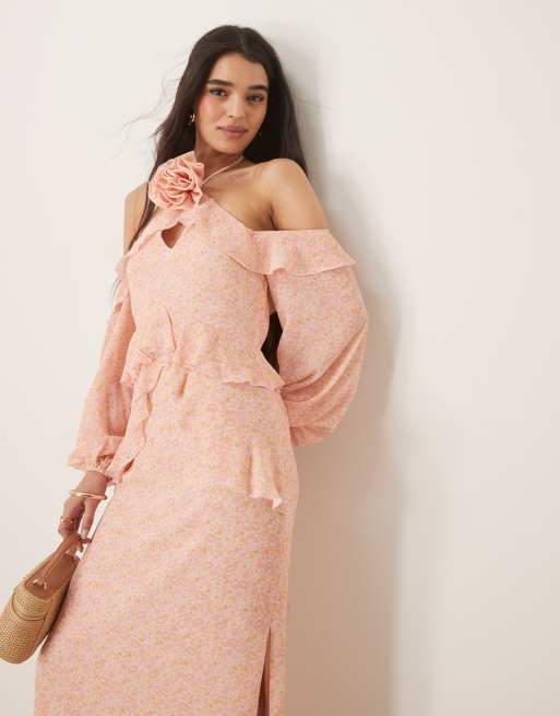 Pretty Lavish – Rosa, småblommig maxiklänning i chiffong med volang och blomma, 4 av 4