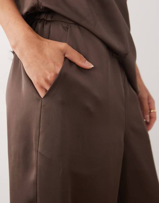 Pretty Lavish Satin-Ballonhose als Kombiteil in Schokobraun, 2 von 5