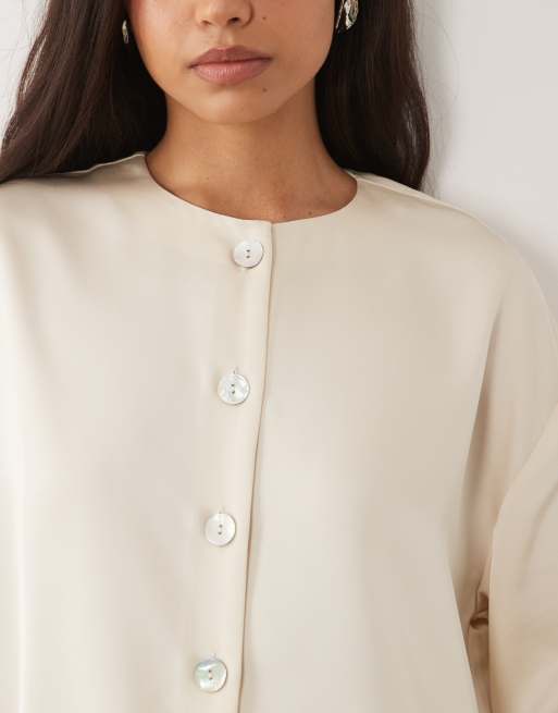 Pretty Lavish Satin-Bluse mit Knopfleiste in Cremeweiß, 3 von 4