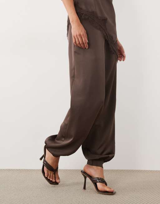 Pretty Lavish satin byxor med ballongben set i choklad, 5 av 5