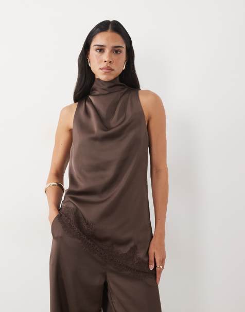 Pretty Lavish Satin-Top mit hohem Wasserfallausschnitt, asymmetrischem Spitzen-Saum in Schokobraun - view 1