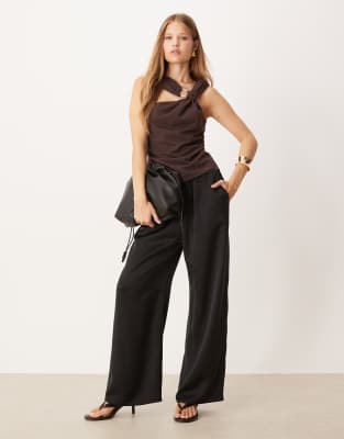 Pretty Lavish - Satinhose in Schwarz mit weitem Bein und Kordelzug