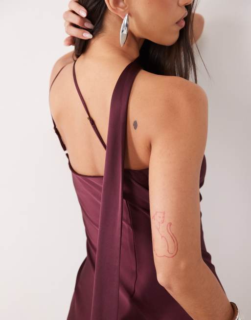 Pretty Lavish Satinkleid mit Schaldetail, asymmetrischem Ausschnitt und schrägem Schnitt in Burgunderrot, 3 von 4