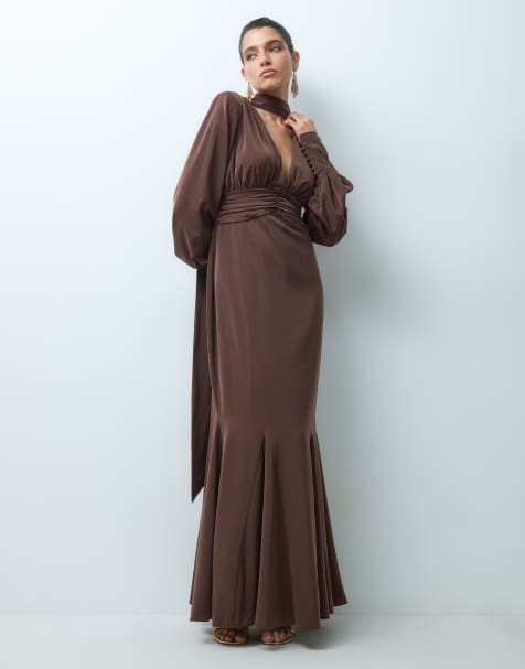 Pretty Lavish satynowa sukienka maxi z dekoltem szalowym, rękawami typu blouson i dołem typu rybka, czekoladowa - view 1