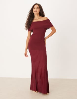 Pretty Lavish - Schulterfreies Maxi-Strickkleid in Weinrot mit plissiertem Rock