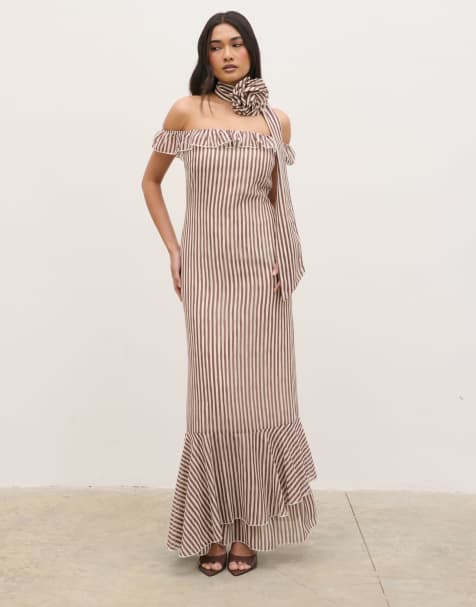 Pretty Lavish – Schulterfreies Maxikleid in Braun gestreift mit Rüschen und Gürtel mit Ansteckblume - view 1