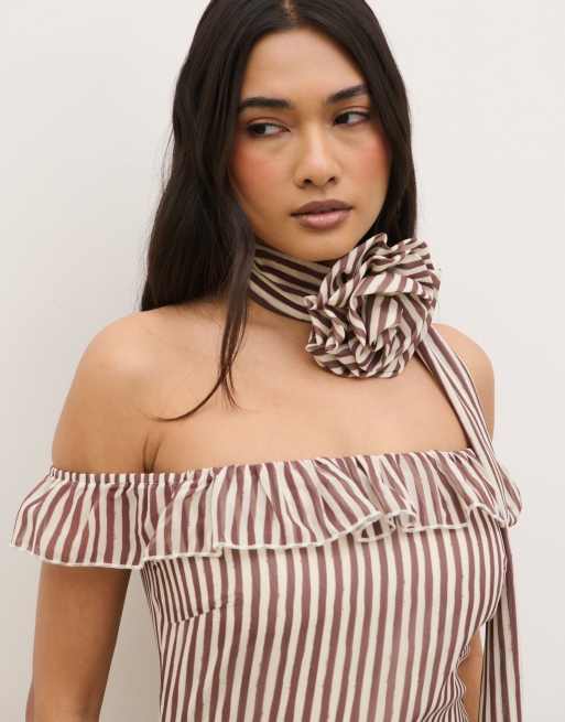 Pretty Lavish – Schulterfreies Maxikleid in Braun gestreift mit Rüschen und Gürtel mit Ansteckblume, 3 von 4