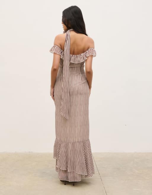 Pretty Lavish – Schulterfreies Maxikleid in Braun gestreift mit Rüschen und Gürtel mit Ansteckblume, 4 von 4