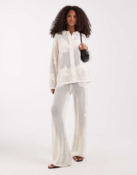 Pretty Lavish – Set aus weitmaschigem Strick in Creme mit Blumenmuster, mit Oversize-Hemdbluse und Hose - view 1