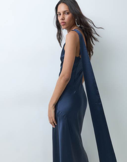 Pretty Lavish Sheree Exklusiv-Maxikleid mit Schal-Detail in Marineblau, 2 von 5