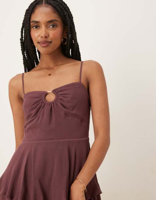 Pretty Lavish – Sidney – Mörk, vinröd maxiklänning med ringdetalj, 2 av 4