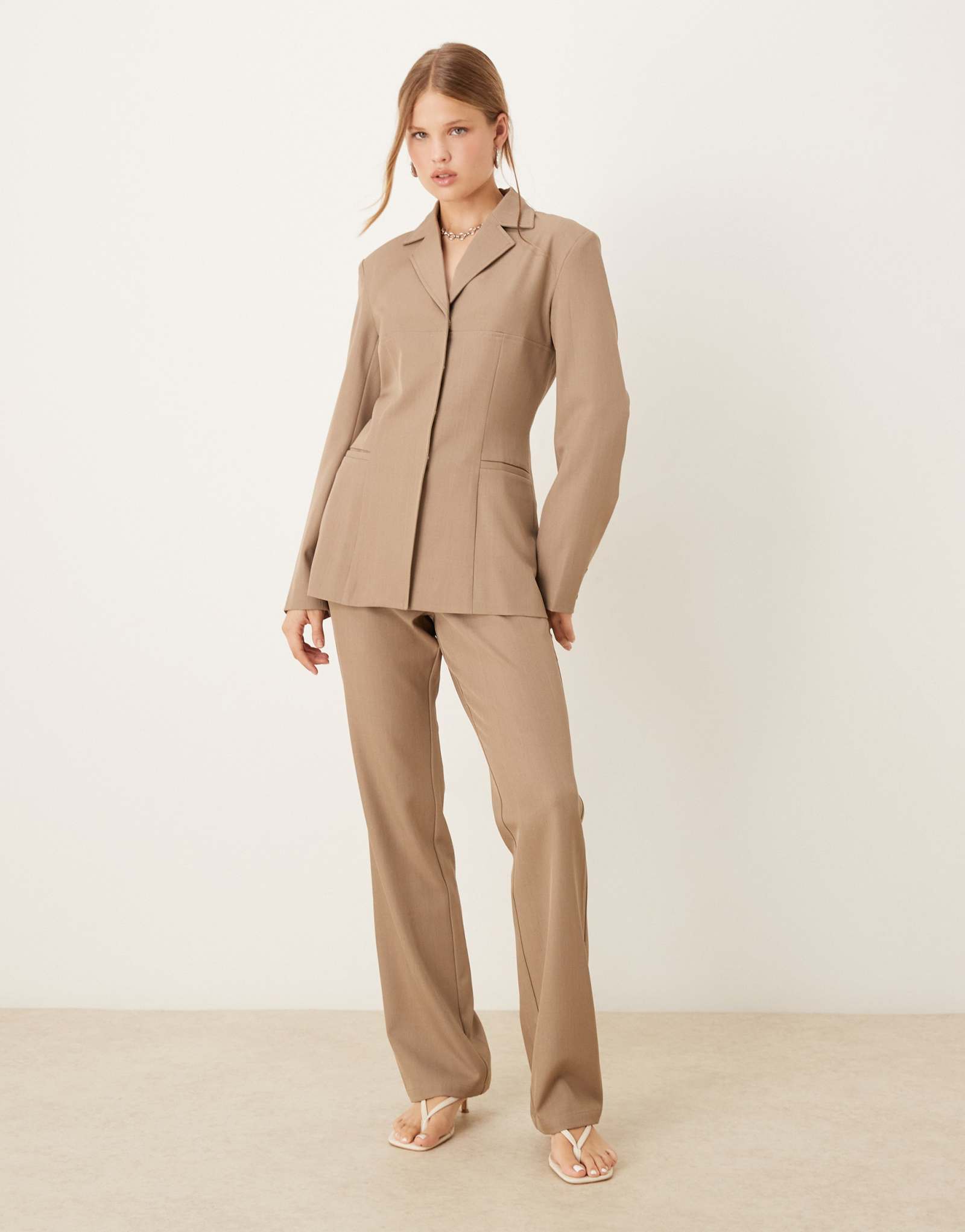 Красивые роскошные брюки зауженного кроя пыльно-серого цвета - часть комплекта