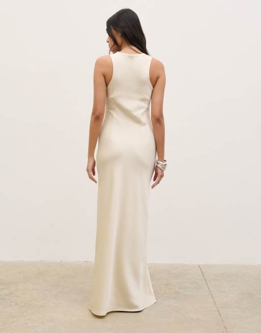 Pretty Lavish - Østersfarvet slip-maxikjole i satin med racerryg, 3 af 3