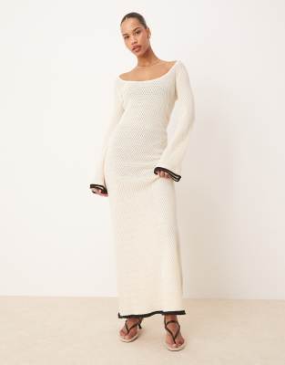 Pretty Lavish - Strick-Maxikleid in Creme mit farblich abgesetzten Ärmelbesatz-Neutral