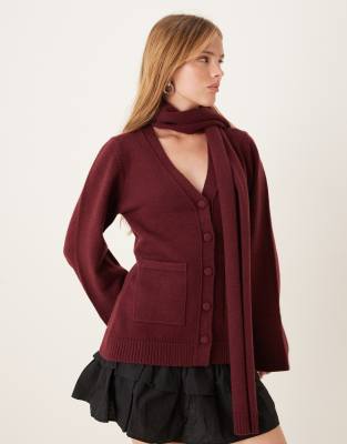 Pretty Lavish - Strickjacke in Burgunderrot mit Schaldetail