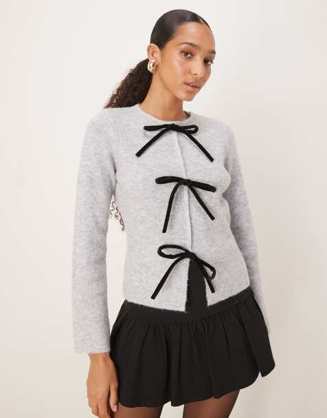 Pretty Lavish – Strickjacke in Grau mit drei farblich abgesetzten Schleifen - view 1