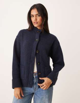 Pretty Lavish - Strickjacke in Marineblau mit Stehkragen
