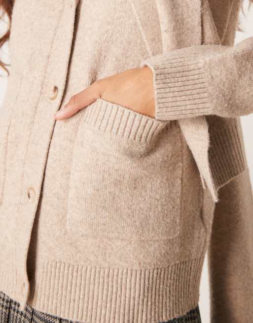 Pretty Lavish – Strickjacke in Taupe mit Schaldetail, 3 von 4