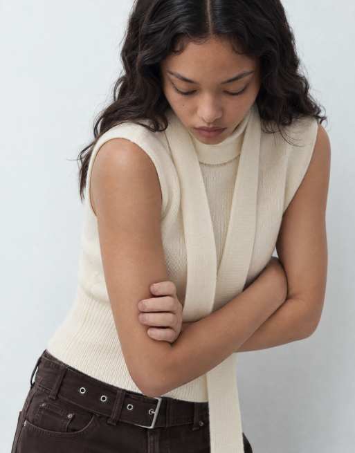 Pretty Lavish Stricktop ohne Ärmel mit hohem Kragen und Schal in Cremeweiß, 6 von 9