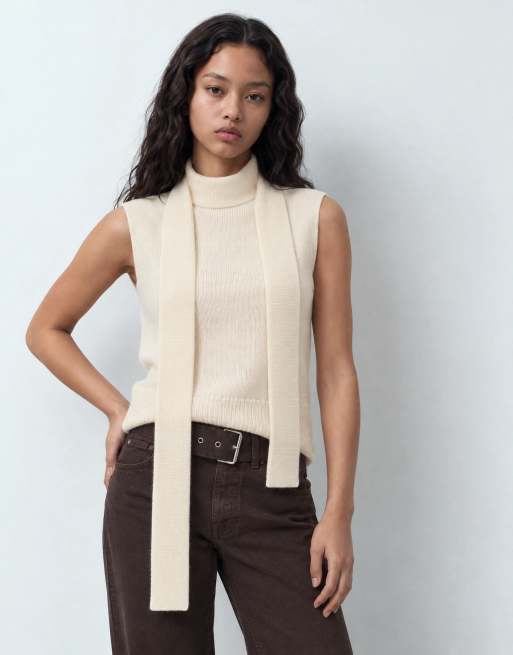 Pretty Lavish Stricktop ohne Ärmel mit hohem Kragen und Schal in Cremeweiß, 9 von 9